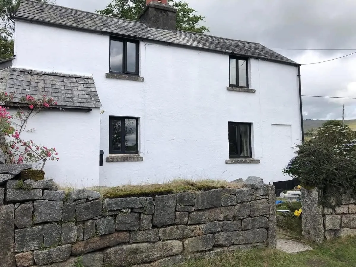 Render repair and exterior repaint of a cottage in Wadebridge